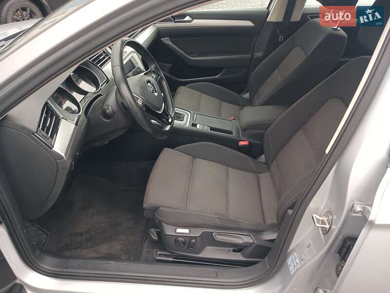 Седан Volkswagen Passat 2017 в Львове