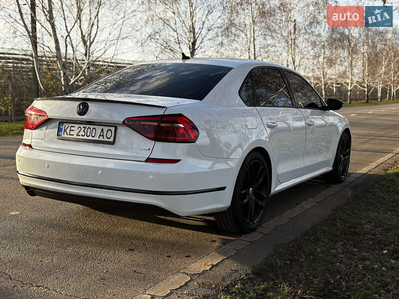 Седан Volkswagen Passat 2018 в Днепре