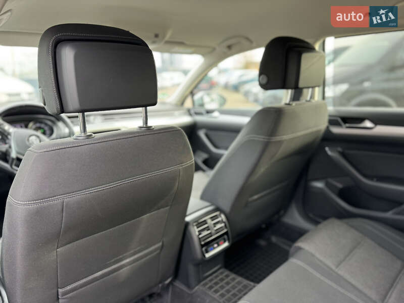 Универсал Volkswagen Passat 2018 в Киеве