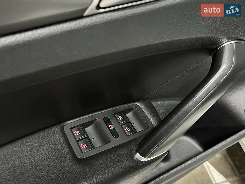 Седан Volkswagen Passat 2018 в Киеве