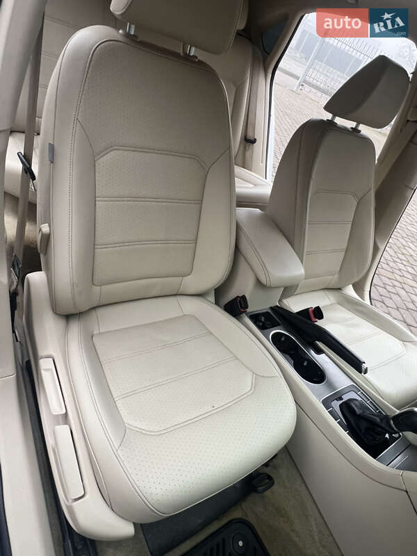 Седан Volkswagen Passat 2014 в Ивано-Франковске