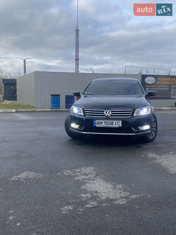 Седан Volkswagen Passat 2011 в Звягеле