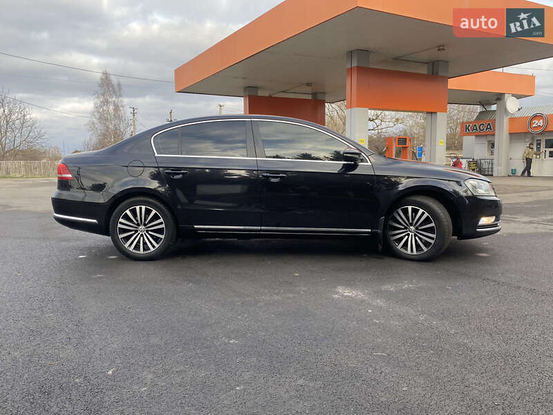 Седан Volkswagen Passat 2011 в Звягеле