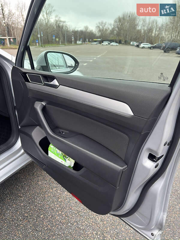 Седан Volkswagen Passat 2019 в Киеве