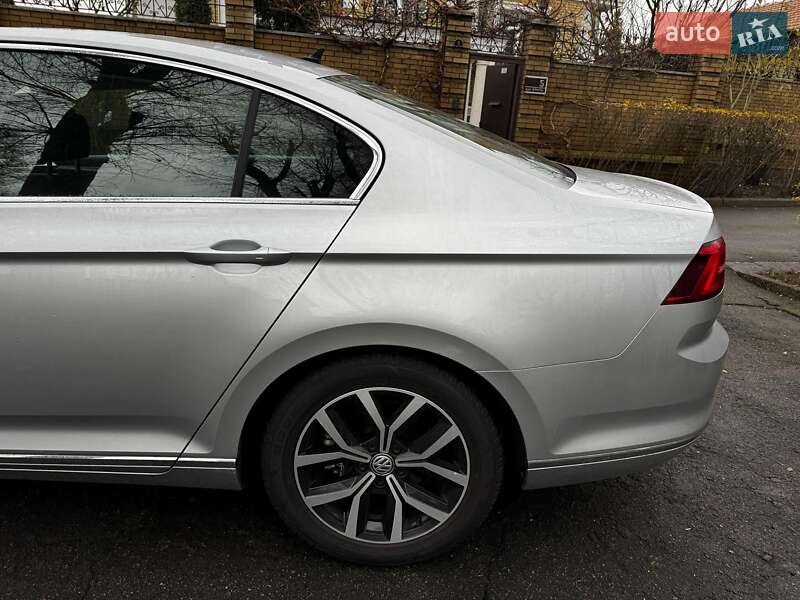 Седан Volkswagen Passat 2018 в Киеве