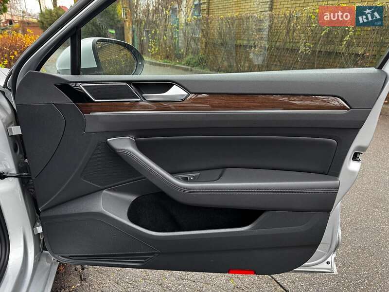 Седан Volkswagen Passat 2018 в Киеве