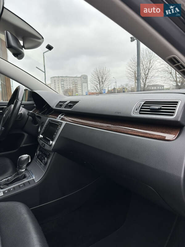 Універсал Volkswagen Passat 2011 в Луцьку