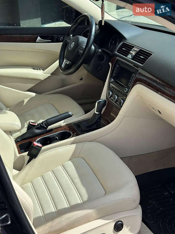 Седан Volkswagen Passat 2012 в Ровно