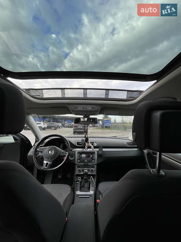 Универсал Volkswagen Passat 2012 в Ивано-Франковске