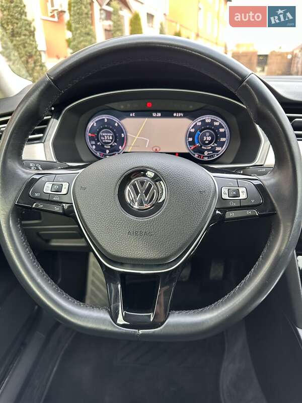 Седан Volkswagen Passat 2016 в Стрые