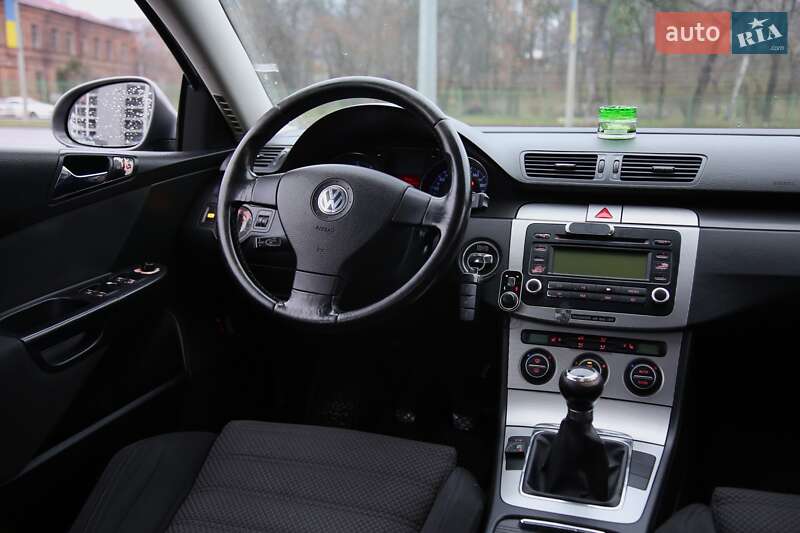 Седан Volkswagen Passat 2005 в Харкові