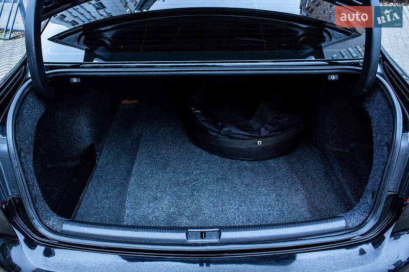 Седан Volkswagen Passat 2013 в Львові