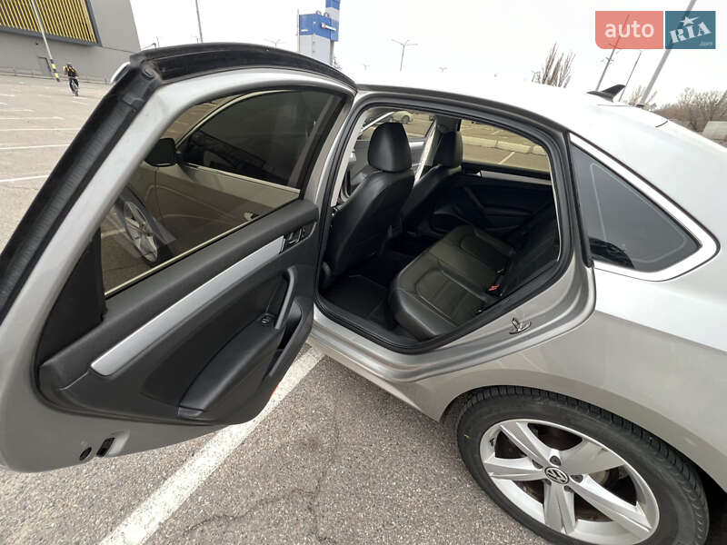 Седан Volkswagen Passat 2012 в Киеве