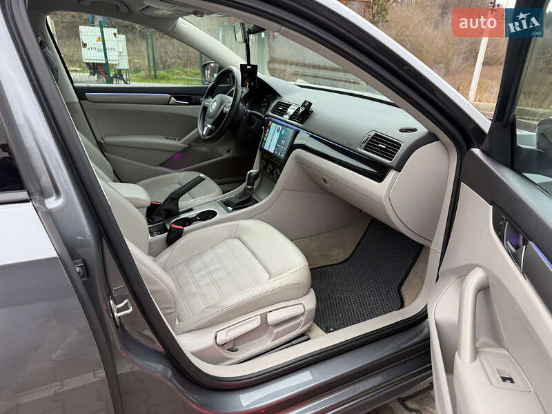 Седан Volkswagen Passat 2014 в Киеве