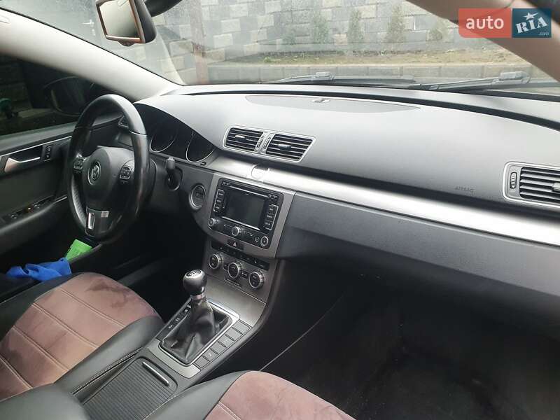 Универсал Volkswagen Passat 2012 в Ровно