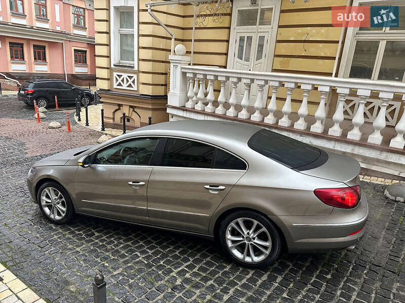 Седан Volkswagen Passat 2011 в Киеве