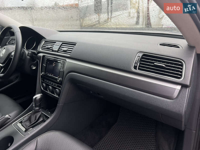 Седан Volkswagen Passat 2018 в Одессе