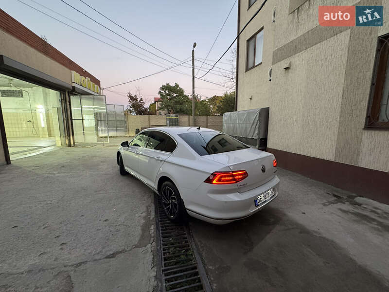 Седан Volkswagen Passat 2015 в Николаеве