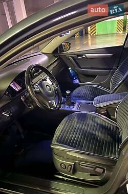 Універсал Volkswagen Passat 2011 в Одесі