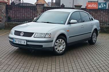 Седан Volkswagen Passat 1998 в Сарнах