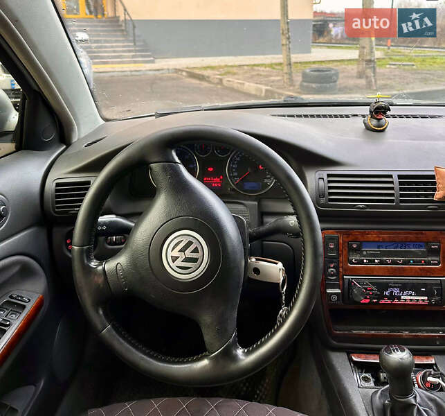 Седан Volkswagen Passat 2004 в Киеве