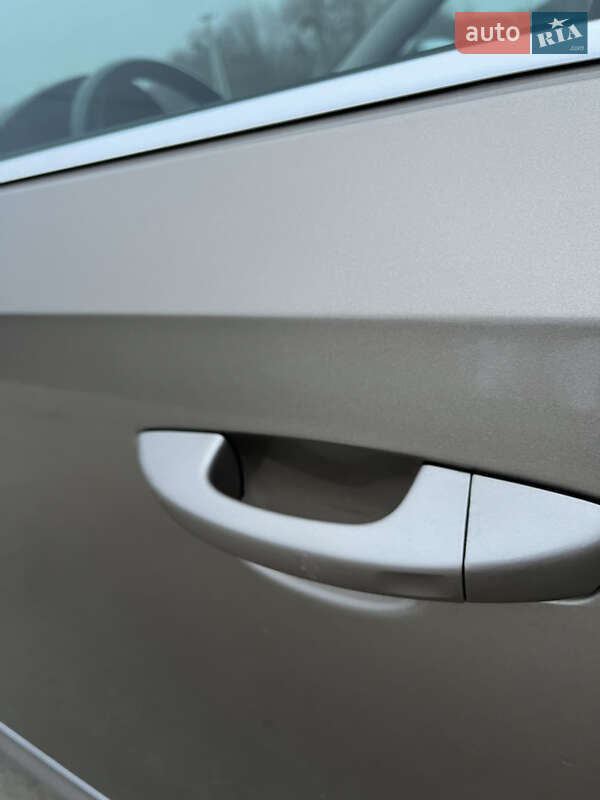 Седан Volkswagen Passat 2014 в Ровно