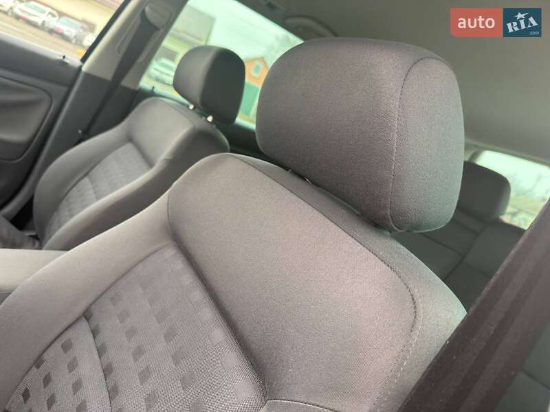 Універсал Volkswagen Passat 2004 в Охтирці