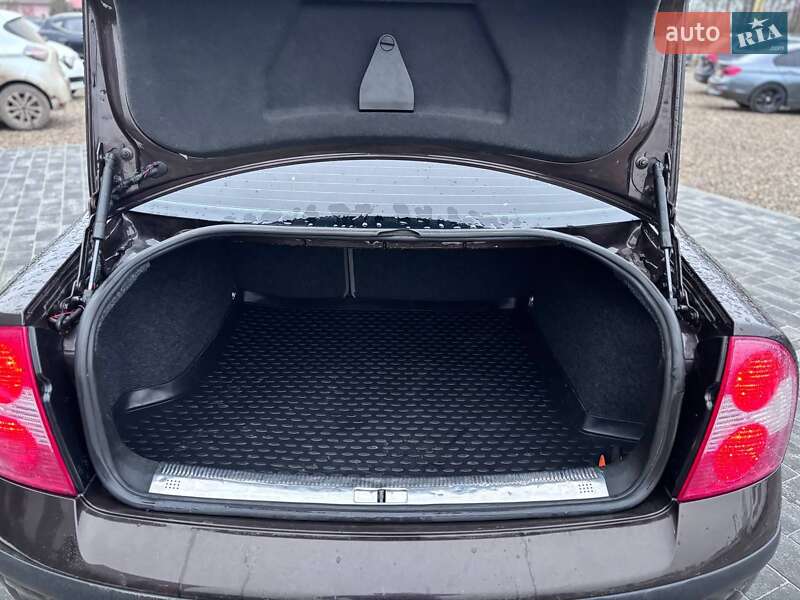 Седан Volkswagen Passat 2004 в Коломиї
