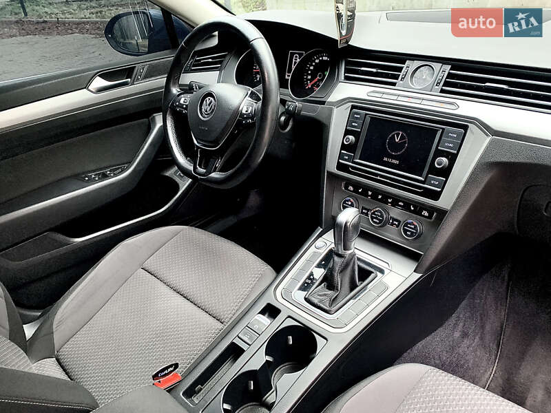 Седан Volkswagen Passat 2018 в Тернополі