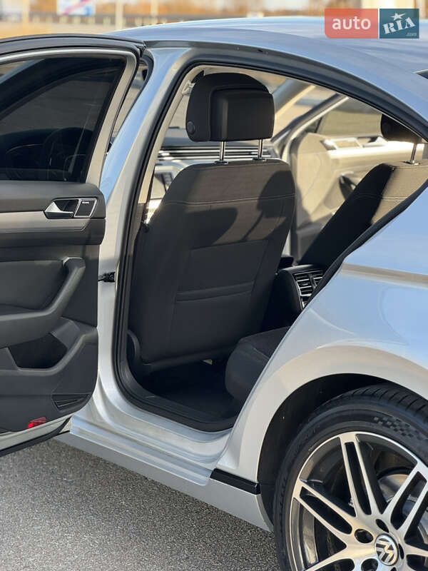 Седан Volkswagen Passat 2015 в Звягелі