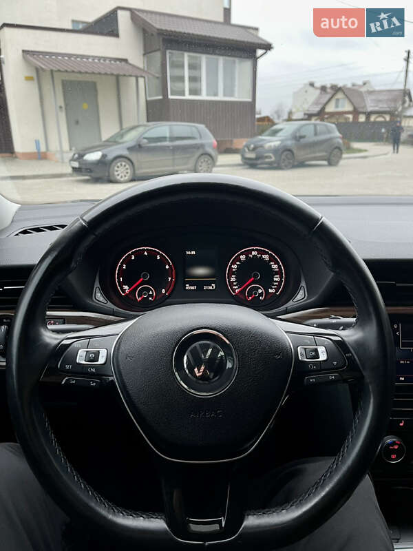Седан Volkswagen Passat 2020 в Ромнах