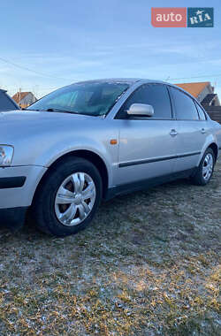 Седан Volkswagen Passat 1996 в Ратным