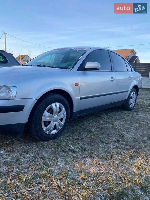 Седан Volkswagen Passat 1996 в Ратным