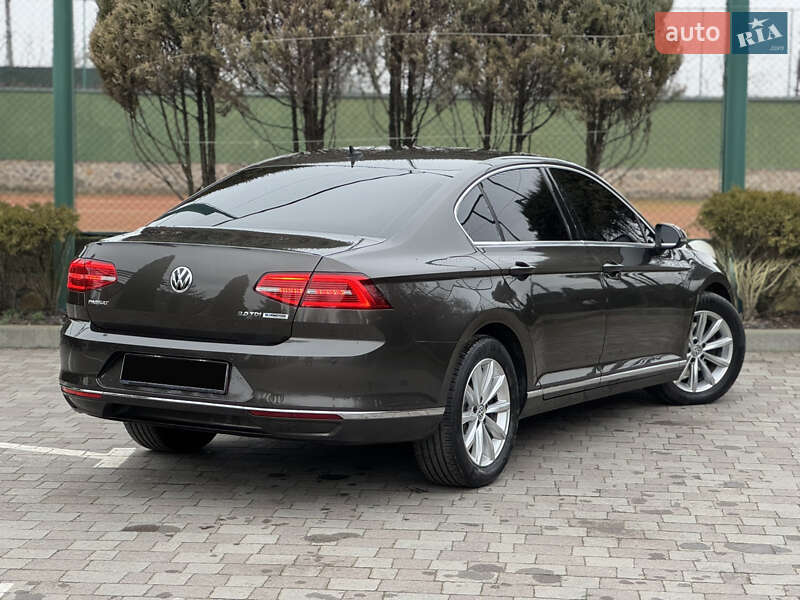 Седан Volkswagen Passat 2015 в Ровно
