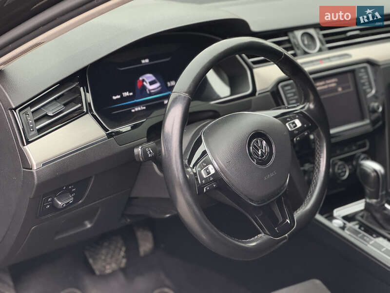 Седан Volkswagen Passat 2015 в Ровно