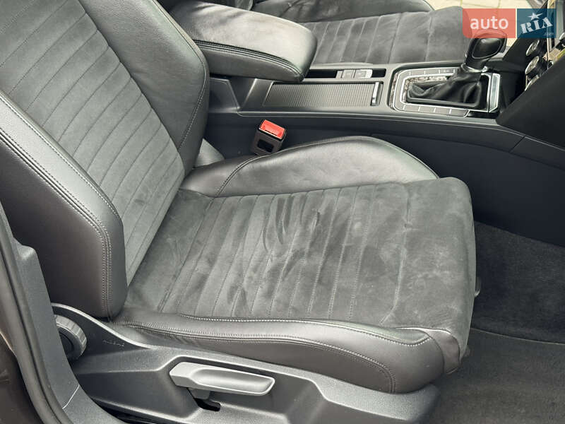 Седан Volkswagen Passat 2015 в Ровно