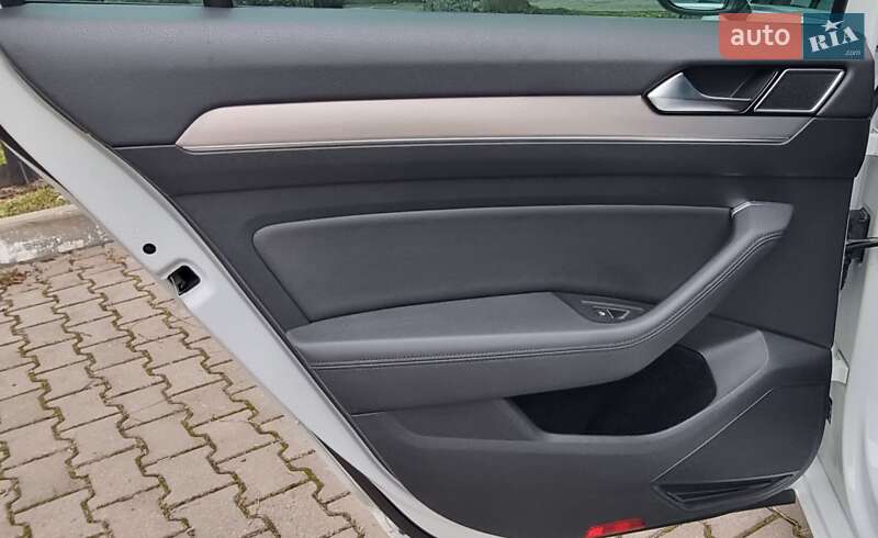 Універсал Volkswagen Passat 2015 в Чернівцях