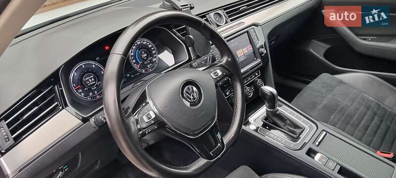 Універсал Volkswagen Passat 2015 в Чернівцях