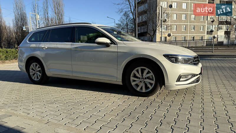 Універсал Volkswagen Passat 2022 в Вараші