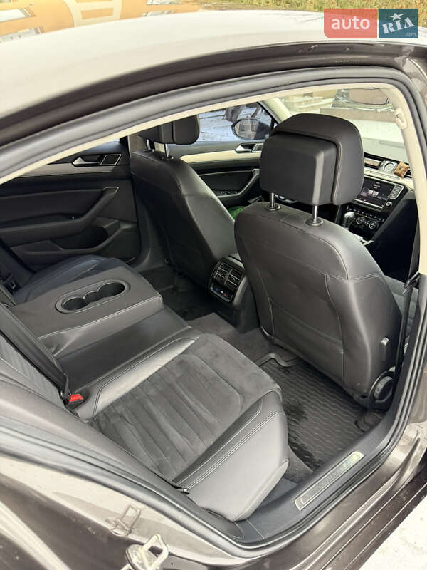 Седан Volkswagen Passat 2015 в Киеве