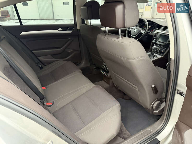 Седан Volkswagen Passat 2015 в Киеве