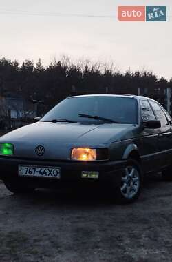 Седан Volkswagen Passat 1991 в Каневе