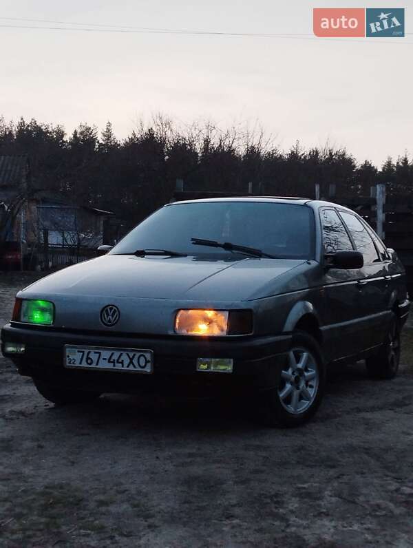 Седан Volkswagen Passat 1991 в Каневі