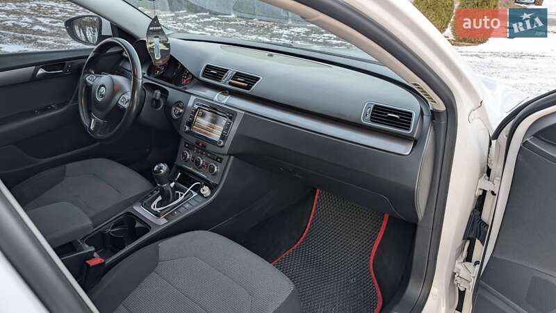 Седан Volkswagen Passat 2013 в Ивано-Франковске