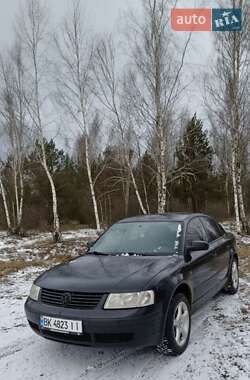 Седан Volkswagen Passat 1997 в Дубровице