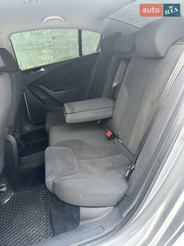 Седан Volkswagen Passat 2006 в Волочиську