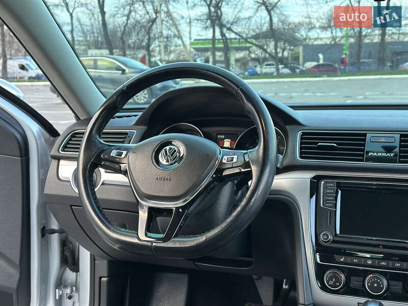 Седан Volkswagen Passat 2018 в Одессе