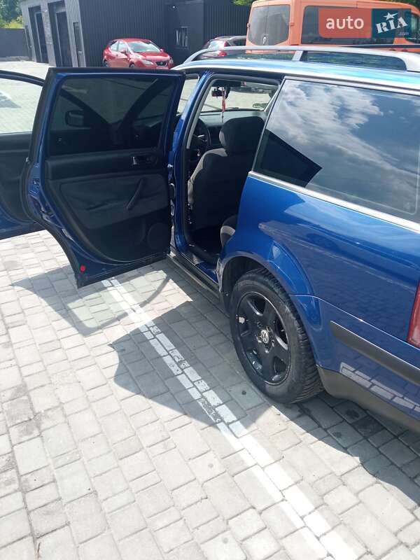 Універсал Volkswagen Passat 2000 в Рівному