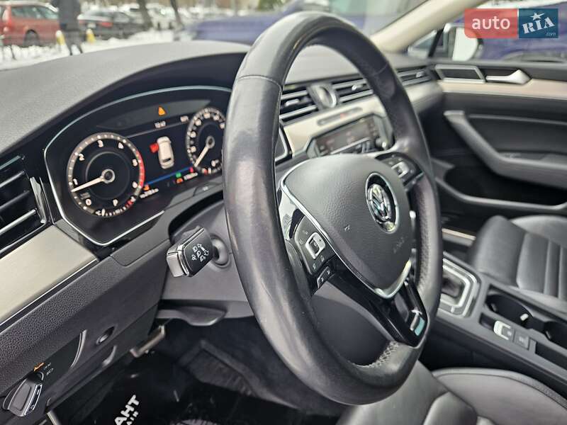 Универсал Volkswagen Passat 2018 в Киеве