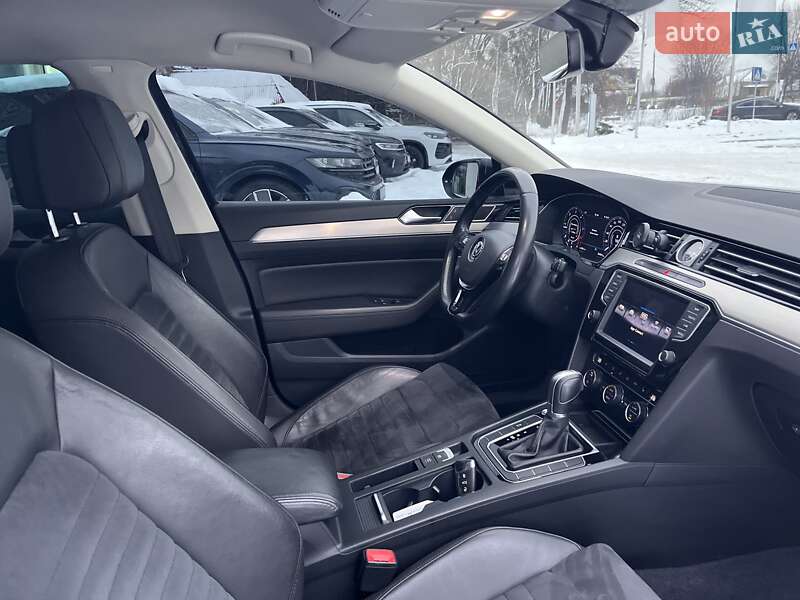 Універсал Volkswagen Passat 2017 в Житомирі